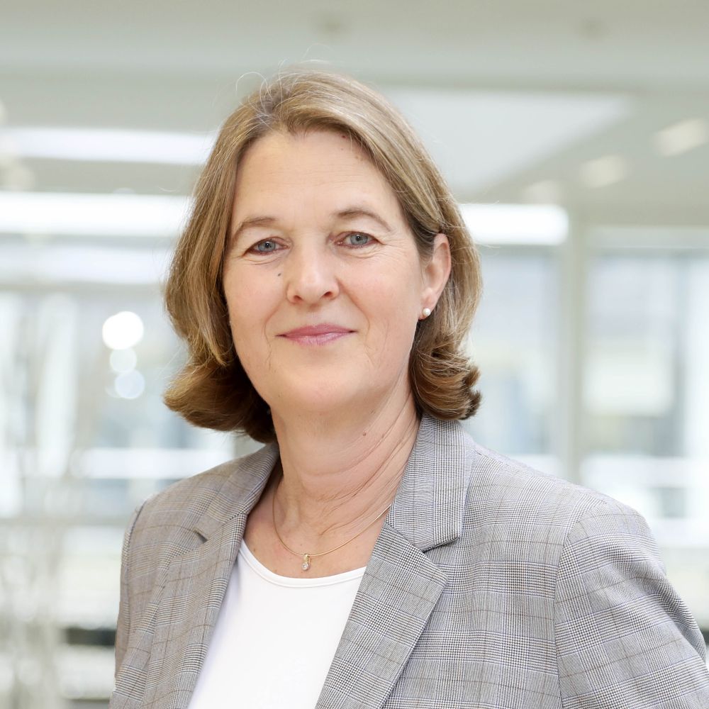 Claudia Mayer.