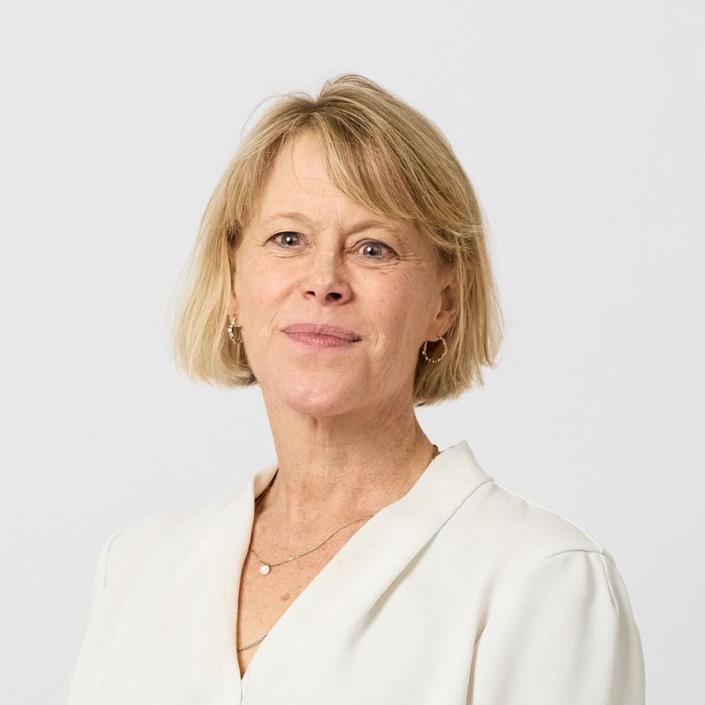 Catherine Elliott headshot.